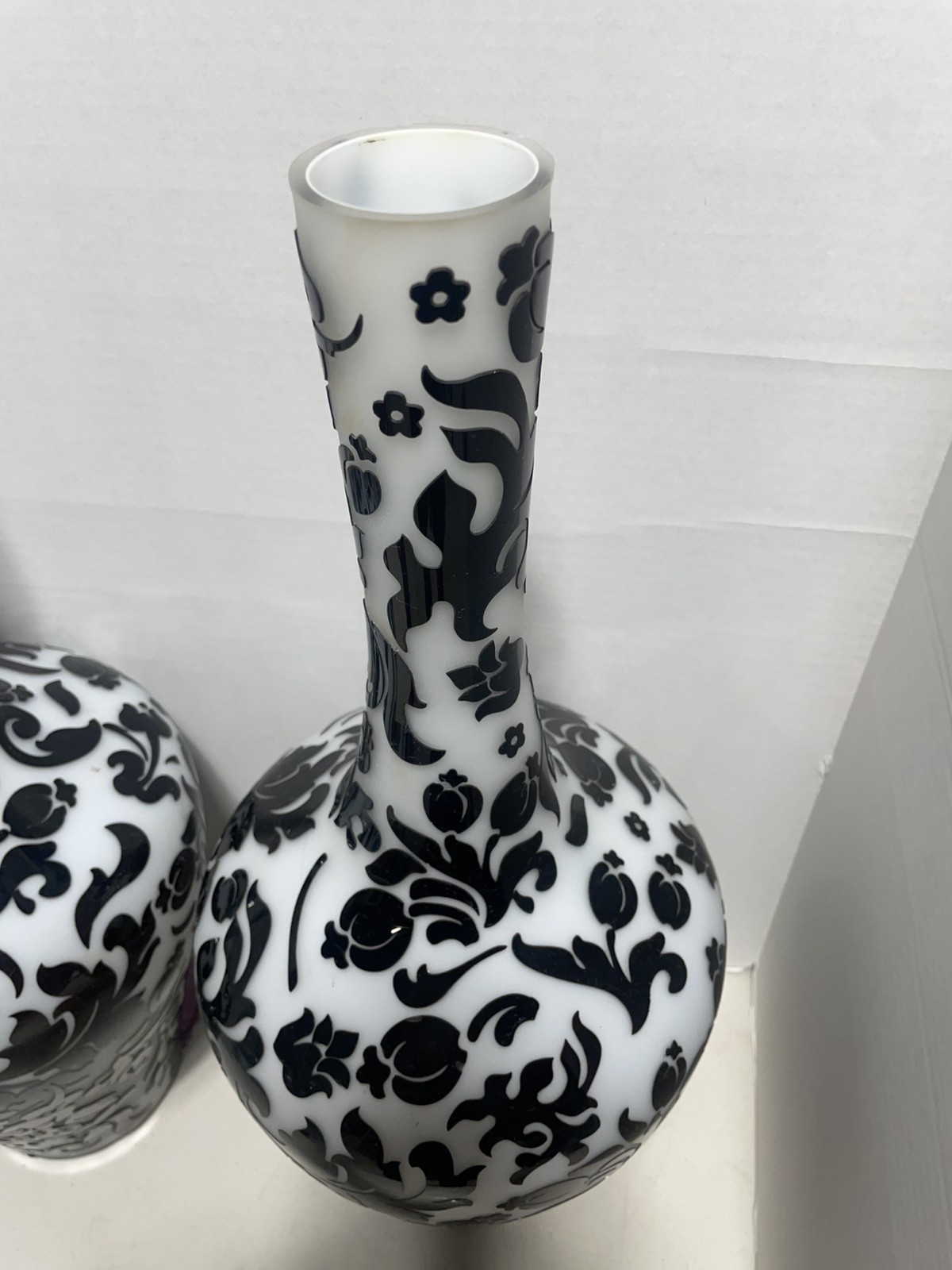 Pair of Vintage Chinese Peking Glass Vase Gloss Black & Matte White 20,5″ Tall