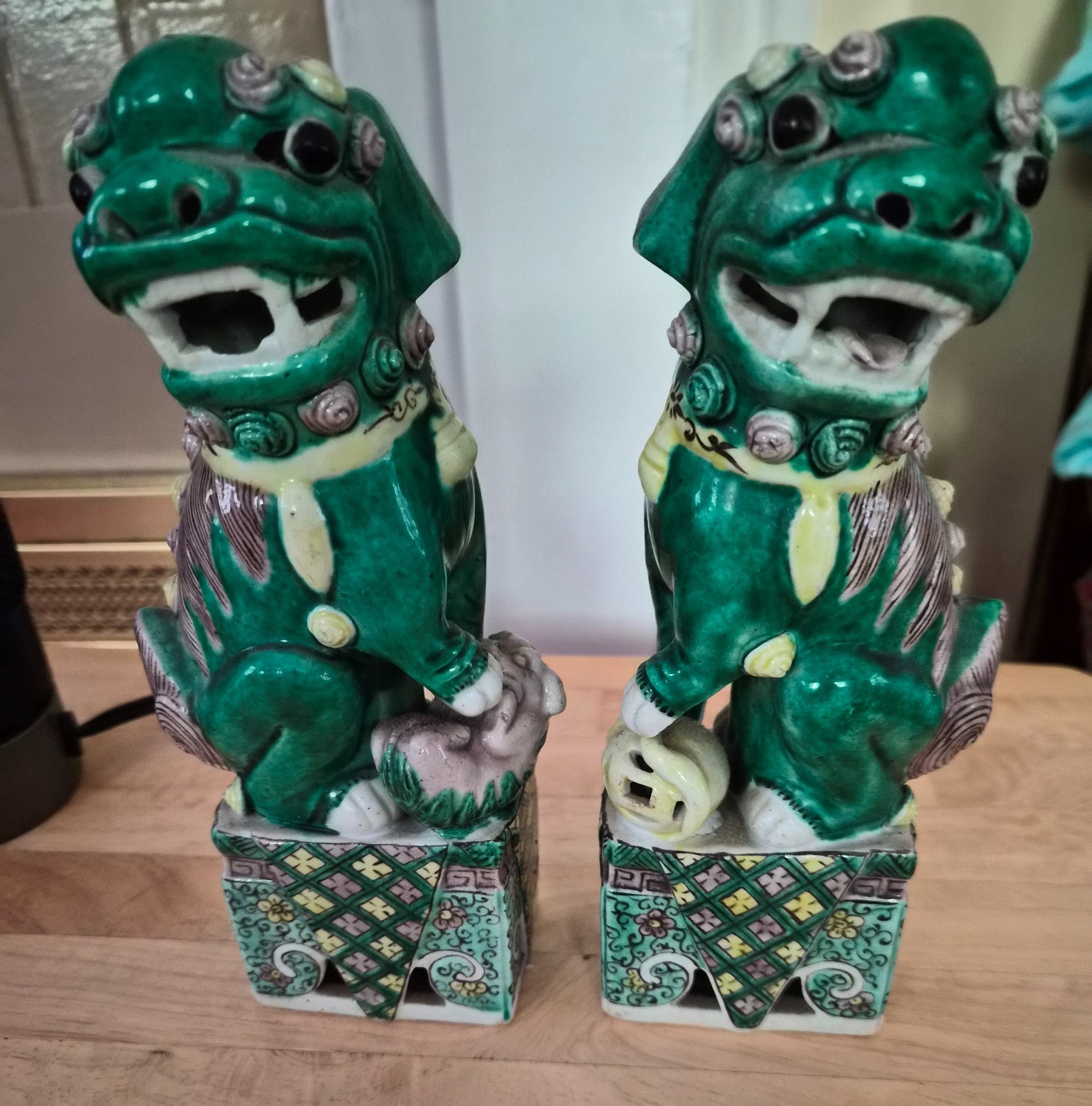 Vintage Pair Chinese Porcelain Famille Verte Foo Dogs Guardian Lions 1891-1920