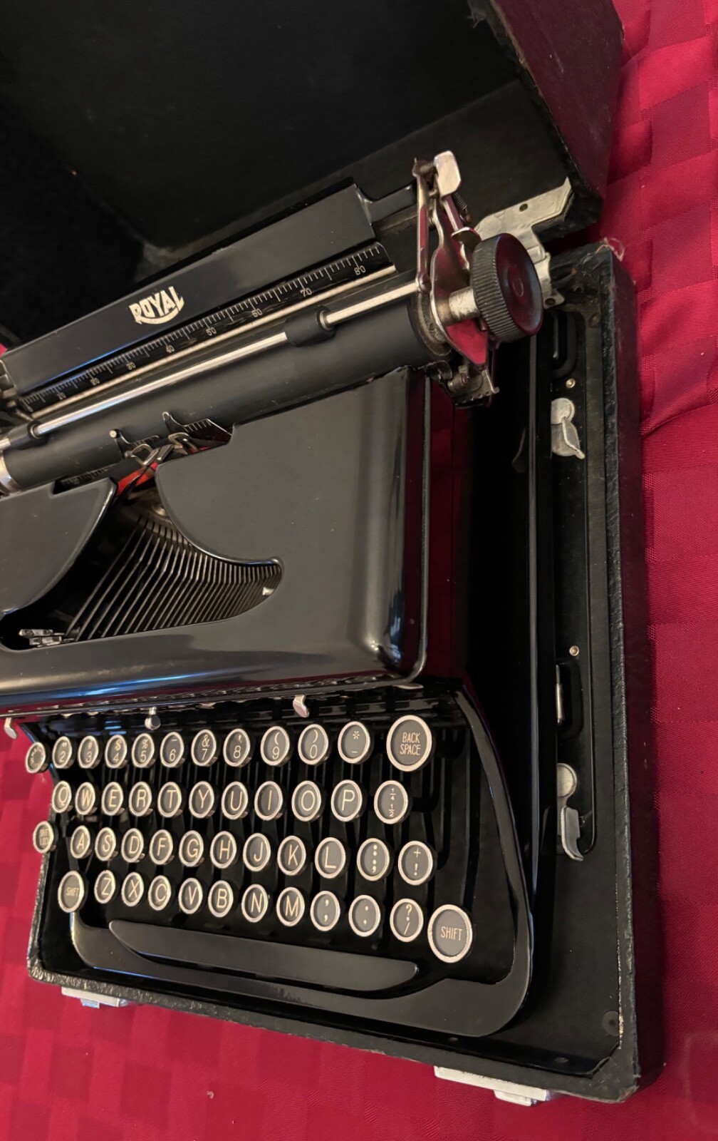 Royal Typewriter Portable w.Case/ pre-1950s/ Size Case about; 13″x 12″ 6″/14.7Lb