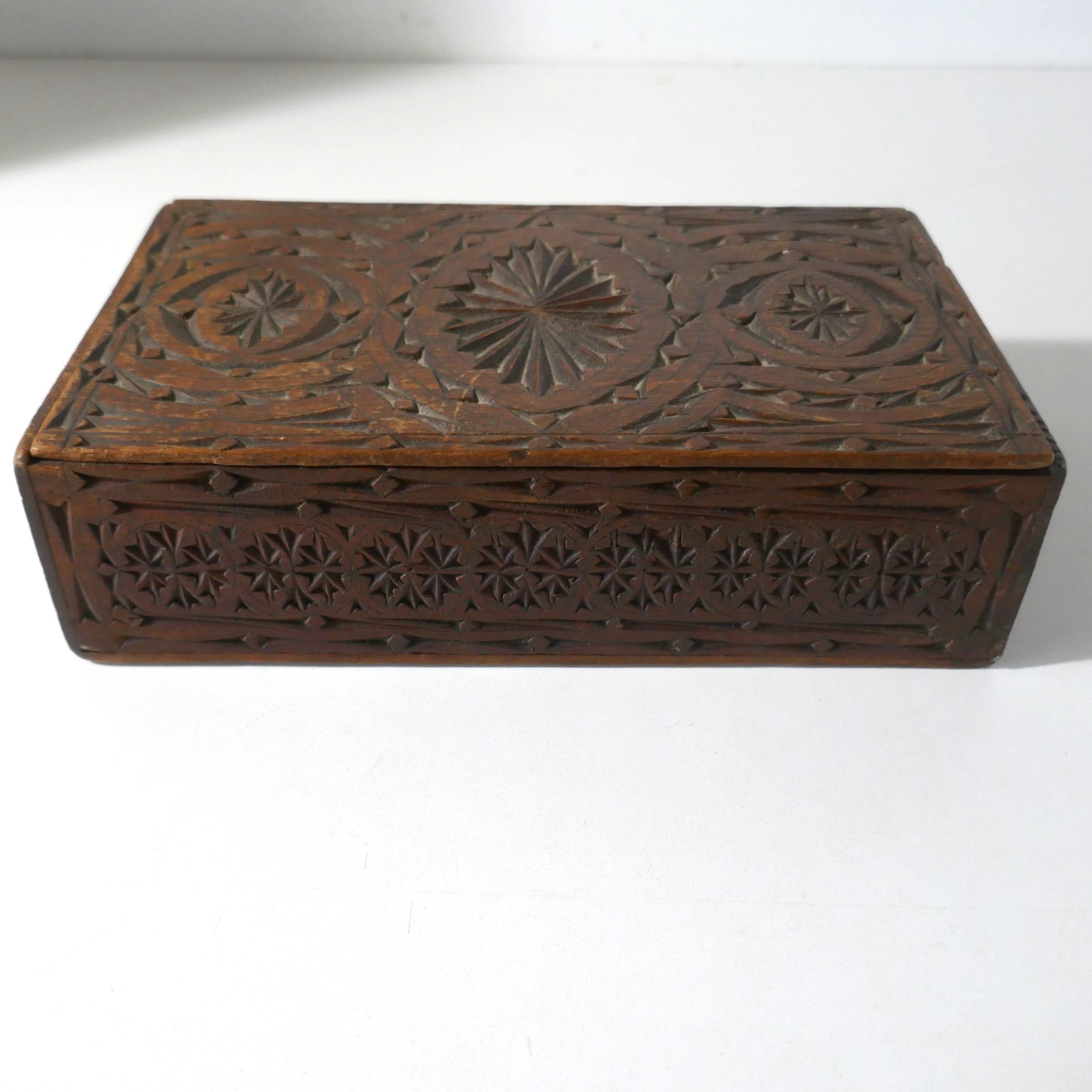 Vintage antique chip carved Colorado Cigar jewellery box.