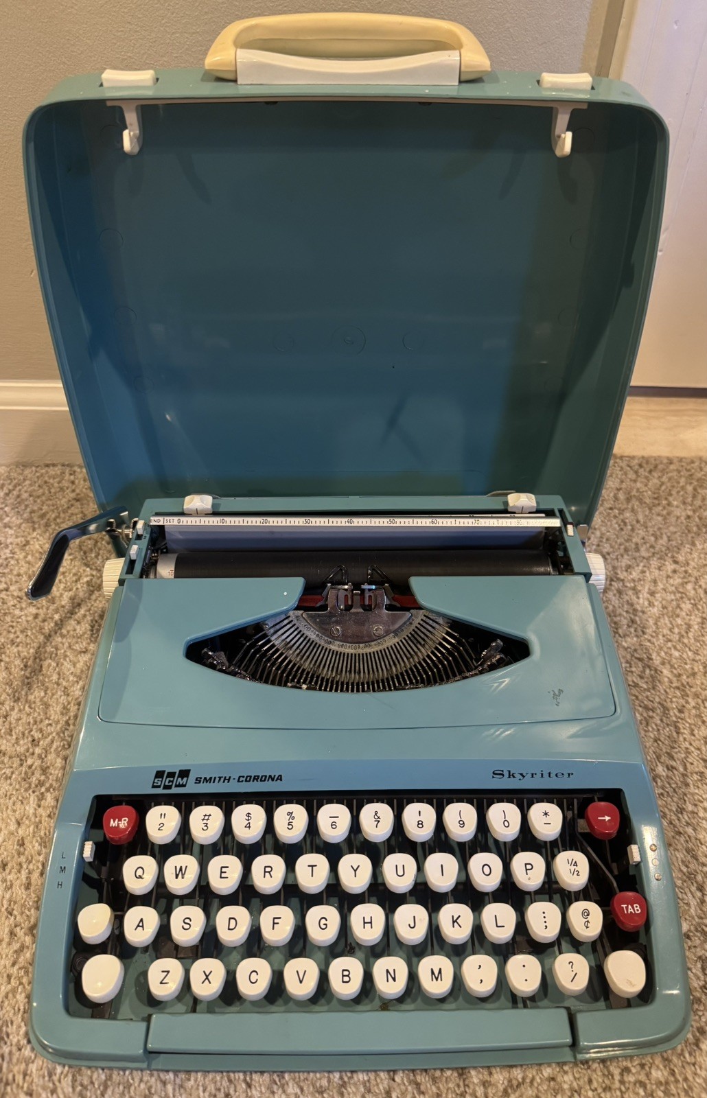Vintage SCM Smith-Corona Corsair Portable Typewriter w/Hard Shell Cover Teal