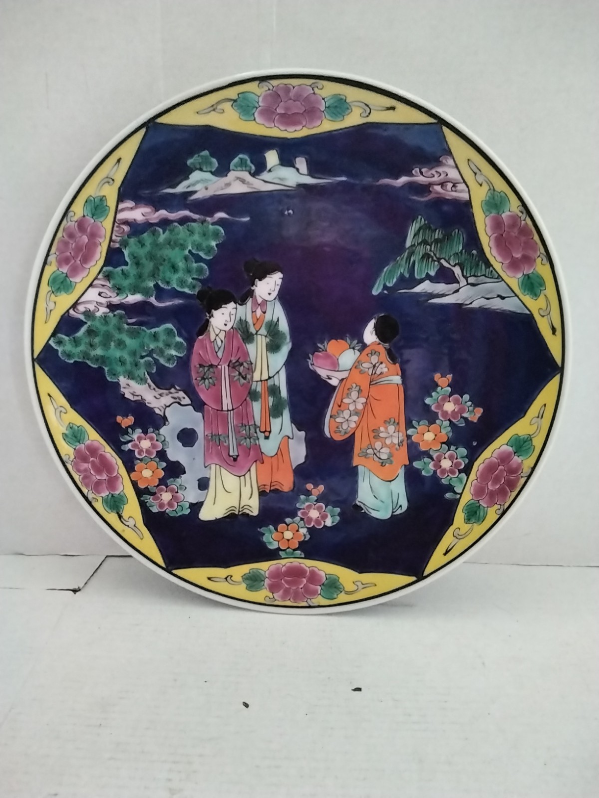 ANTIQUE JAPANESE PORCELAIN PLATE HAND PAINTED 25CM