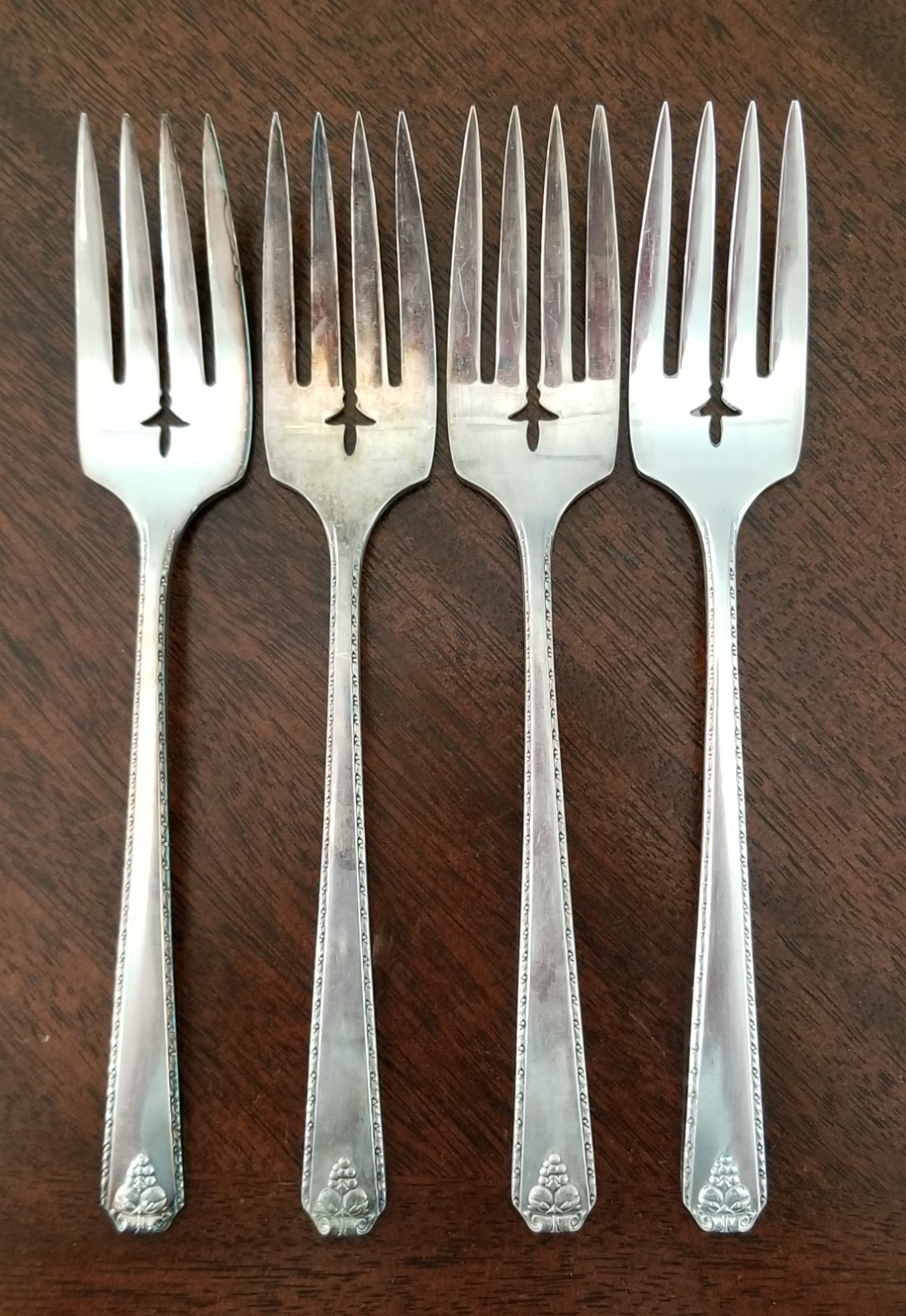Lot of 4 Prestige Plate Oneida “Bordeaux” 1945 Salad Forks 6 3/8″