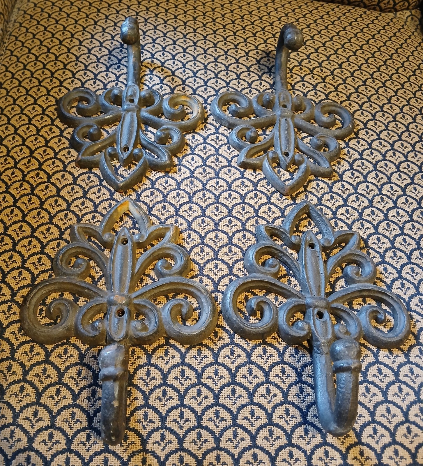 ANTIQUE ORNATE HEAVY CAST IRON RUSTIC SET OF 4 WALL HOOKS