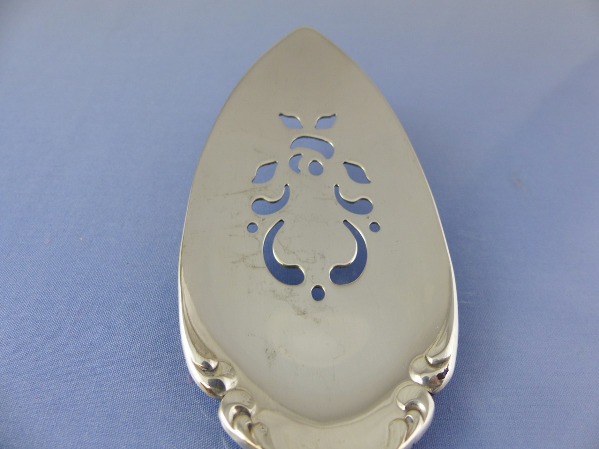 BELLFONTAINE 1973 PIERCED PIE CAKE SERVER BY 1881 ROGERS