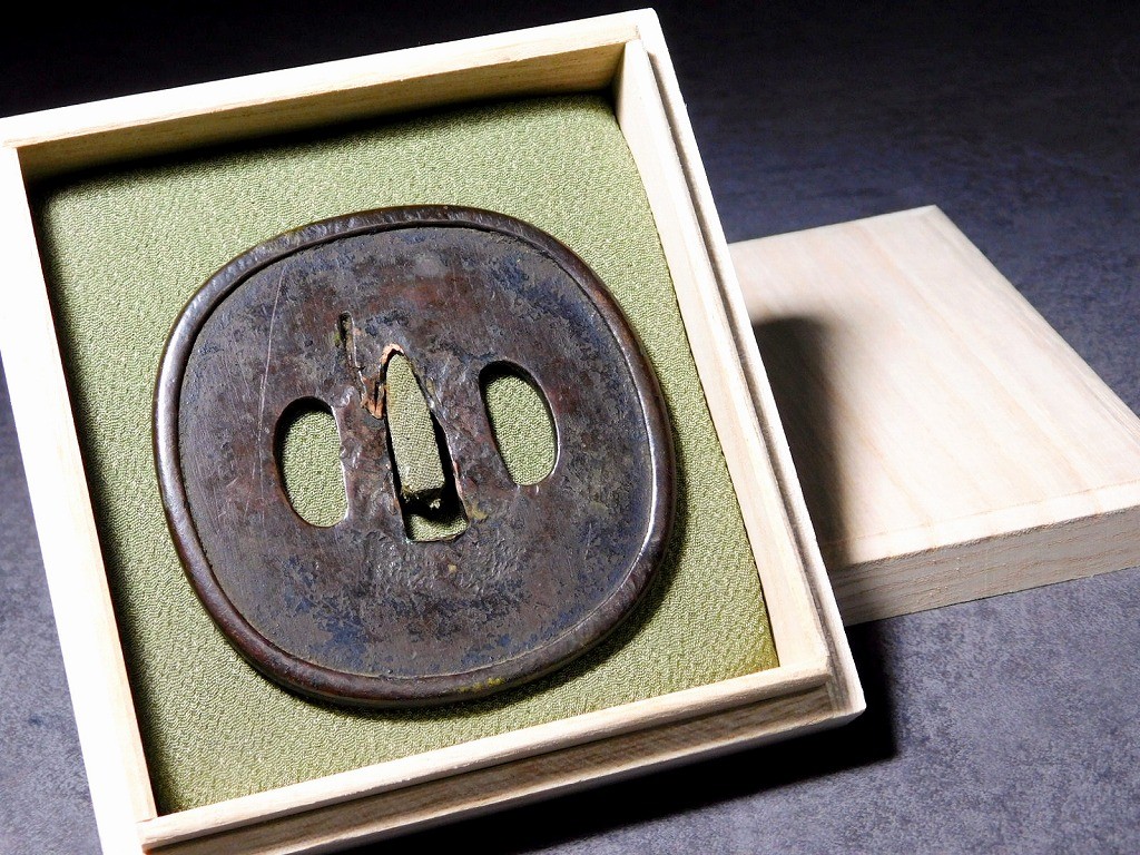 Ko-Kinko School Yamagane Tsuba in Muromachi-era 16thC original tsuba antique
