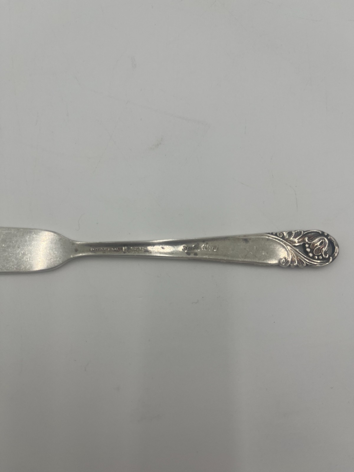 “Spring Glory” Flat Solid Butter Spreader Knife-5 3/4″ International Sterling