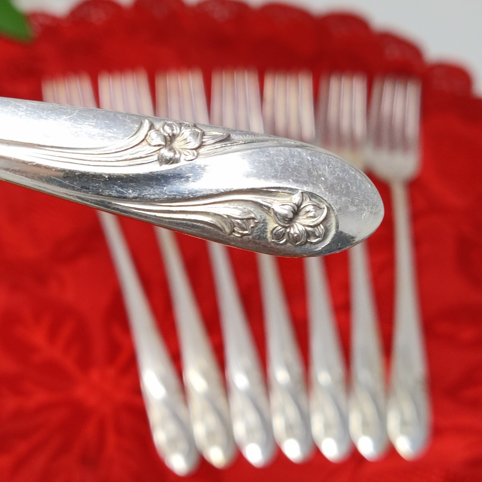 8 INTERNATIONAL HOLMES & EDWARDS ROMANCE SILVERPLATE 7 3/4″ Dinner Forks