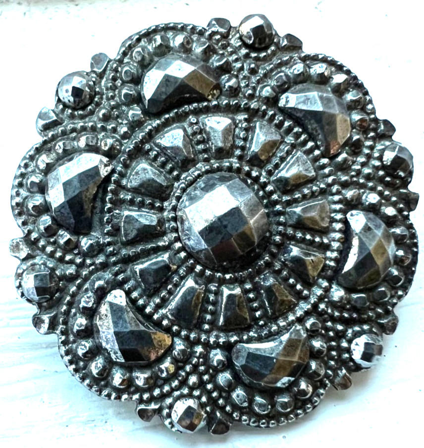 Antique Heavy deluxe Cut Steel Button~Scalloped edge~1-1/16″~E18