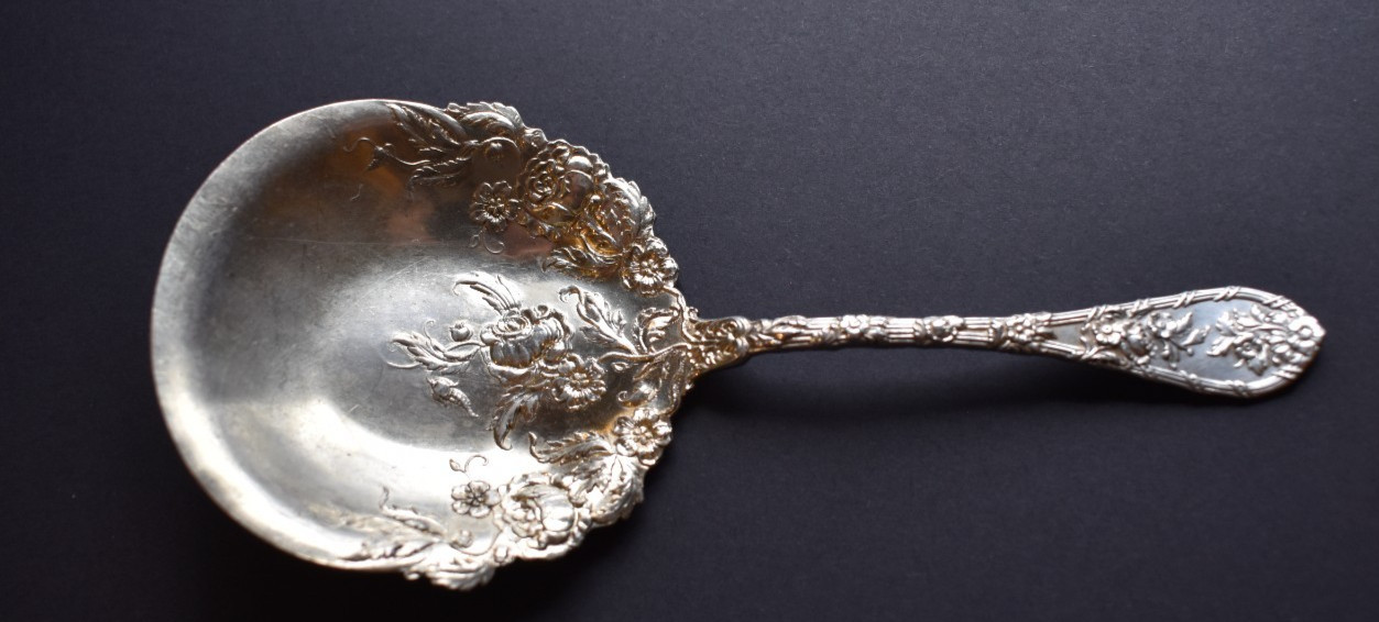 ANTIQUE DURGIN Dauphin 925 STERLING SILVER BERRY SERVING SPOON 36.7 g