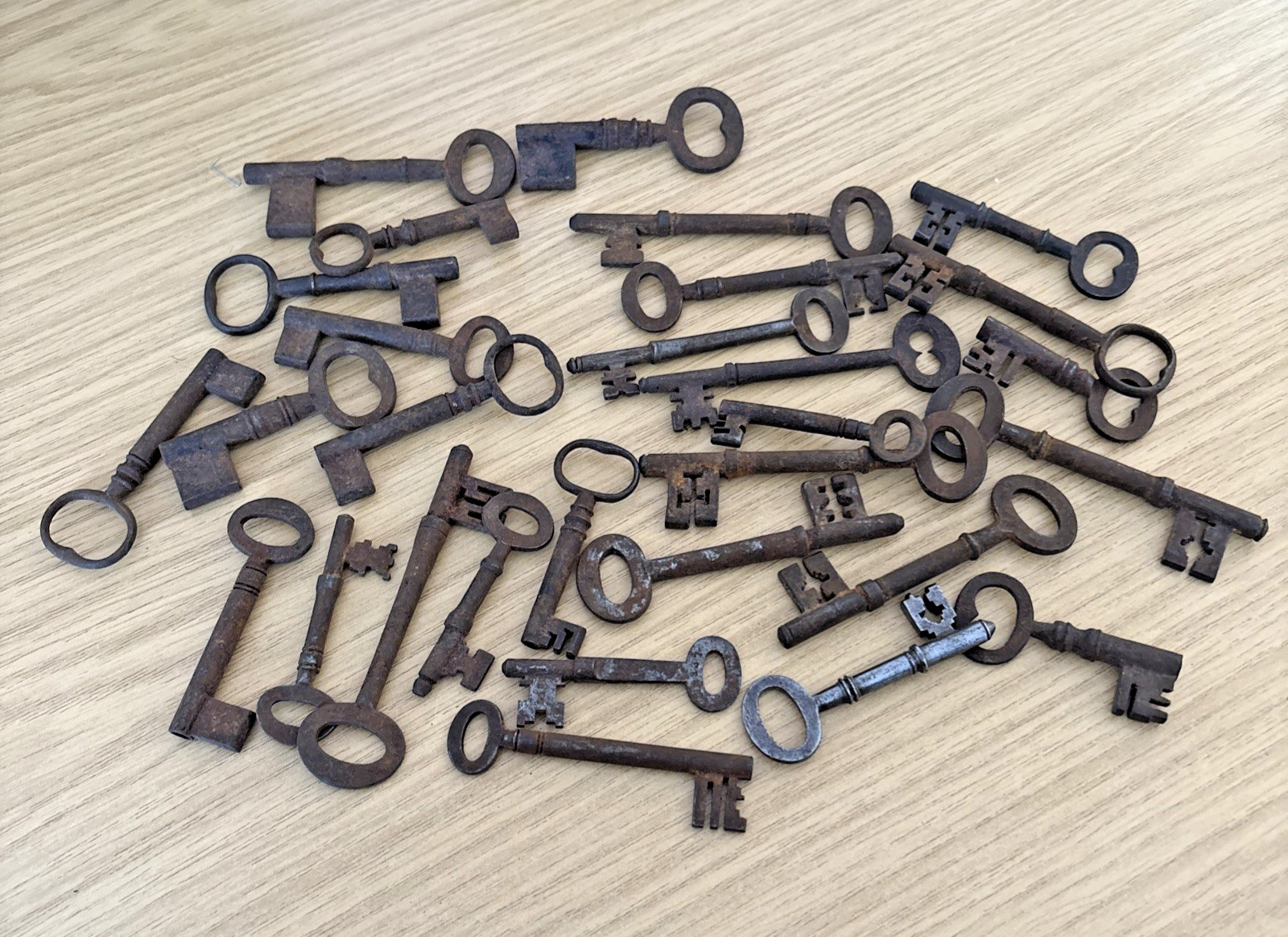 ZD25: 35 x Antique Georgian / Victorian Skeleton & Block Keys – Various length