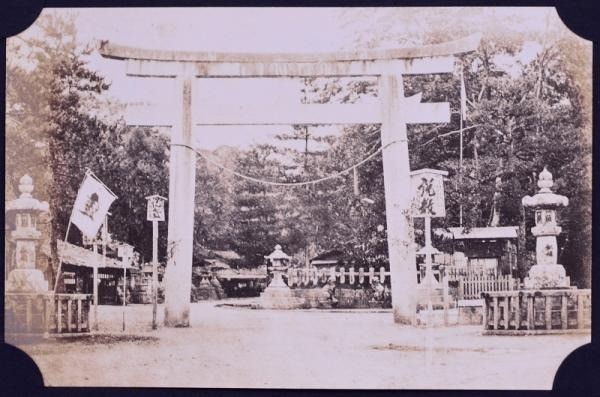 Vintage 1931 Japanese In Front of the Torii Gate of Kitano Shrine Photo 10×15cm