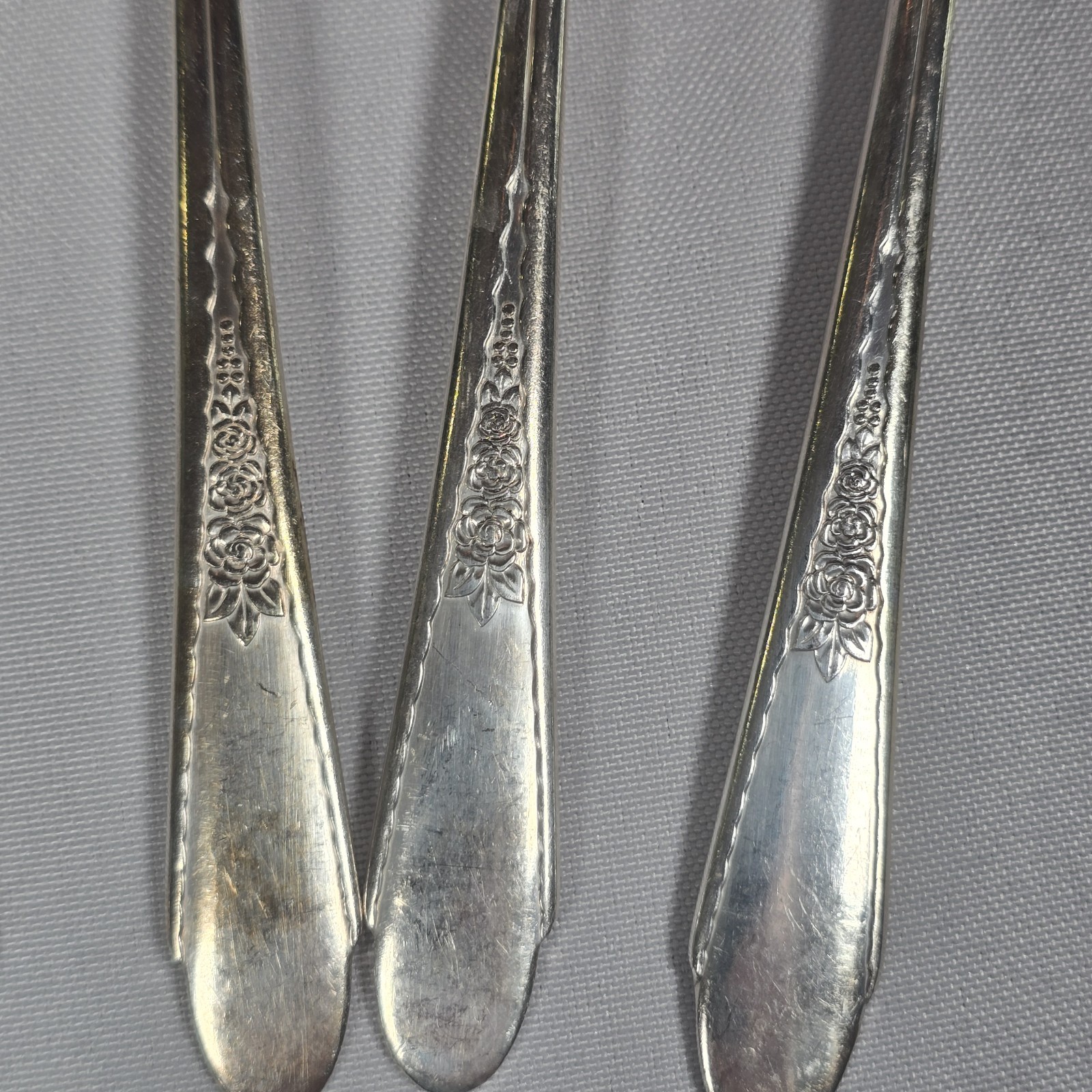 1941 WM Rogers & Son IS Silverplate Gardenia Floral Rose 25 Pieces + Wooden Case