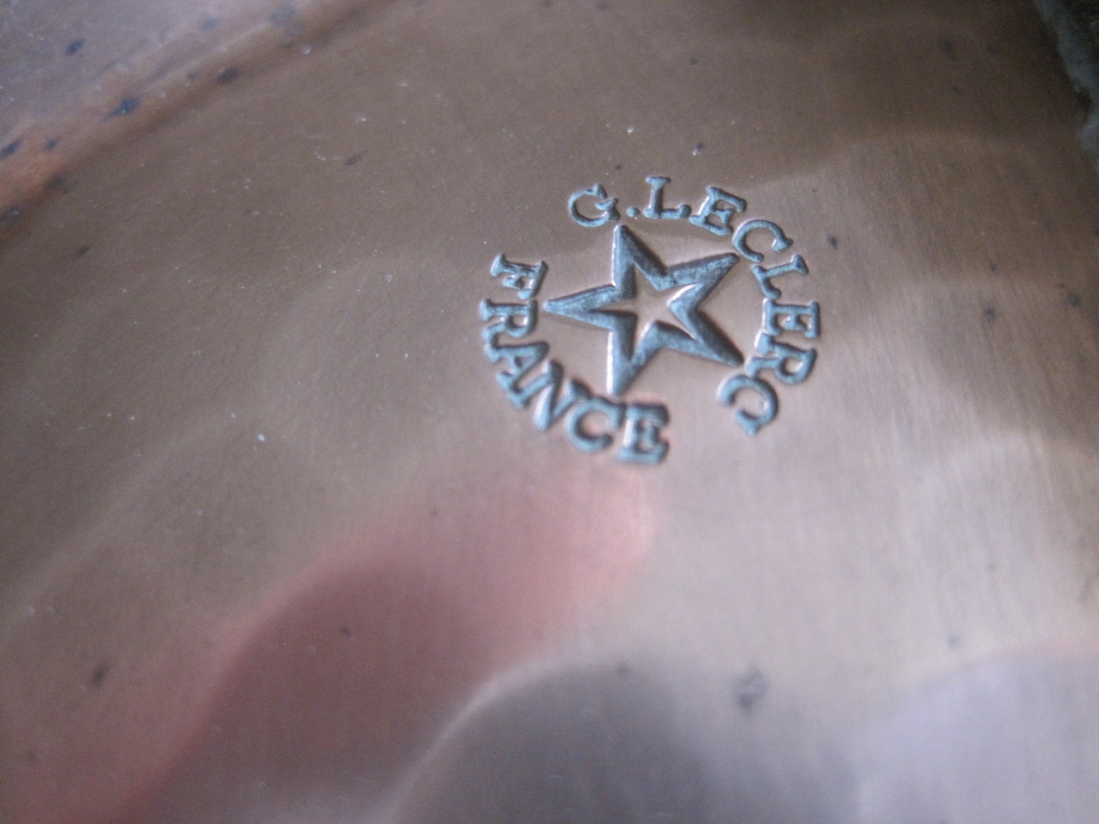 SMALL ANTIQUE FRENCH COPPER PAN LID W/ IRON HANDLE TO SUIT 16.5 CMS DIAMETER PAN