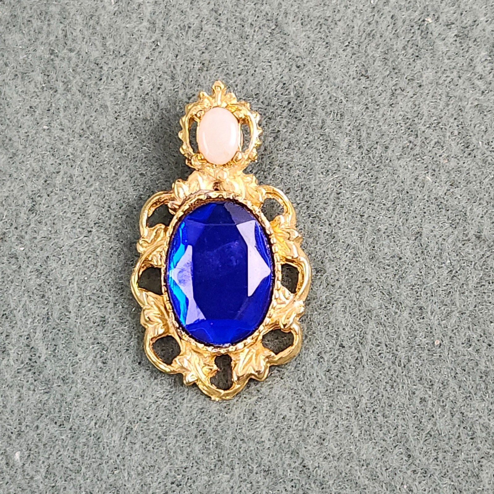 VINTAGE Gold Tone Sapphire Blue Lucite Jewel Gem Vine Art Nouveau Pendant Domed