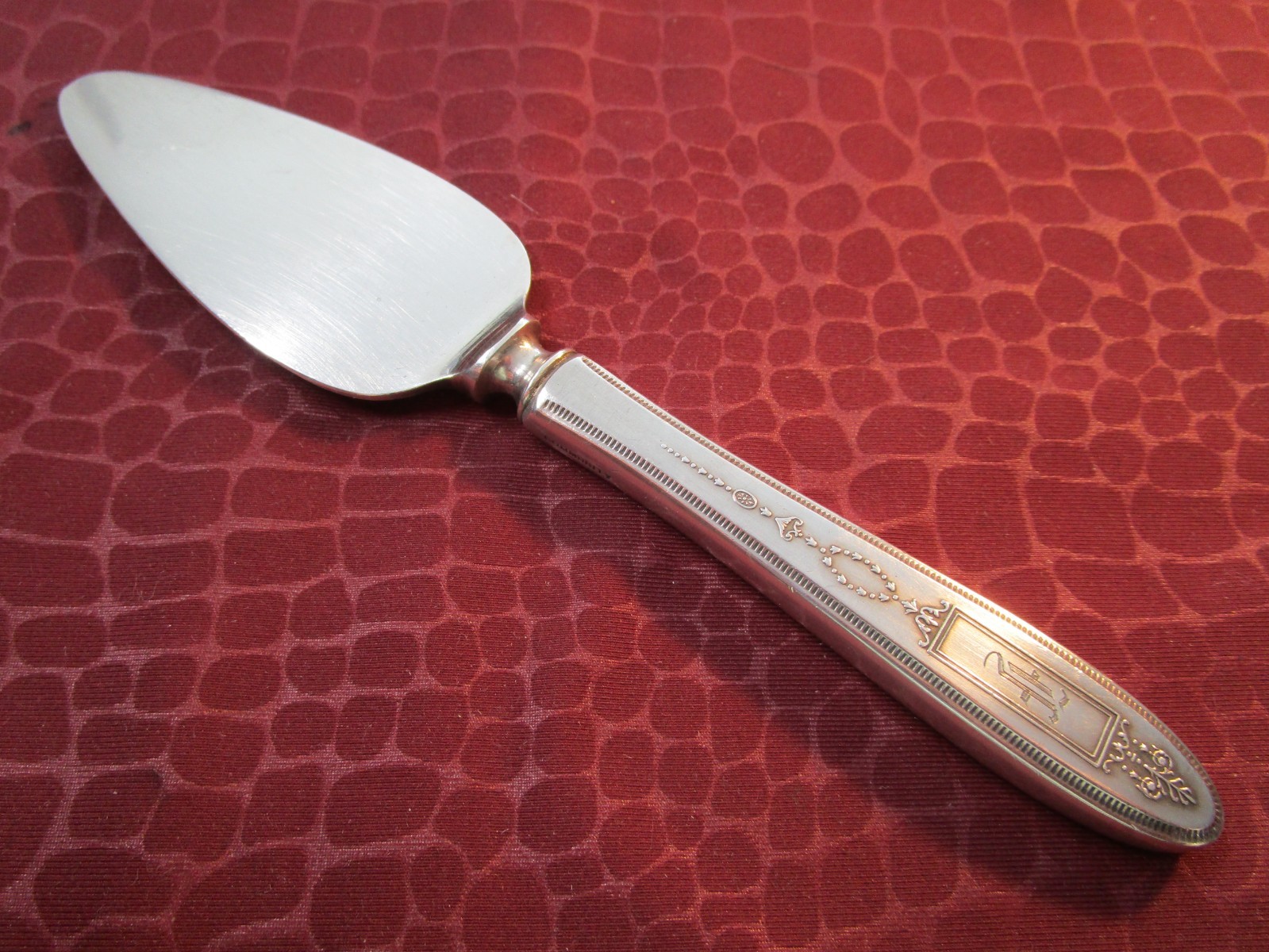 GROSVENOR 1921 Hollow Handle Cheese Spade Antique Silverplate F Monogram bw