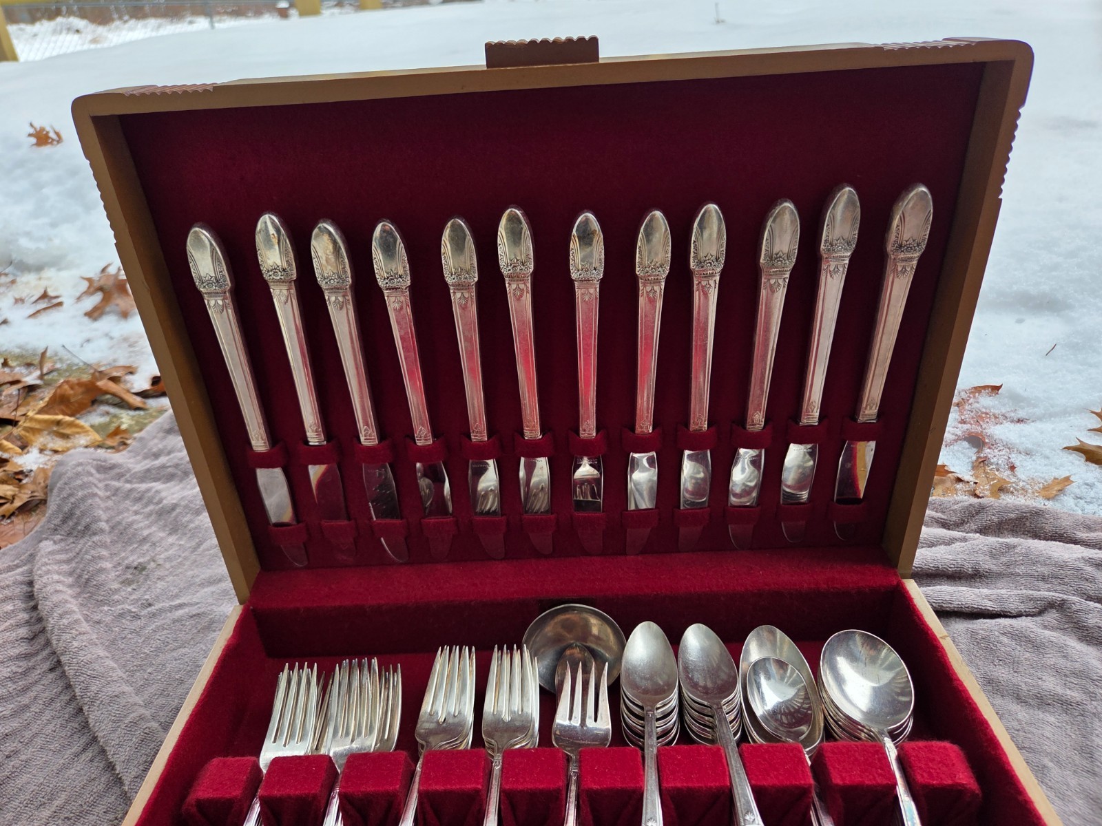 Vtg 1847 Rogers Bros “First Love” 54 Pc Silverware Set for 12 w/Chest