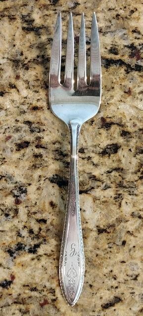 VINTAGE 1847 ROGERS BROS ARGOSY SILVER-PLATED 9″ MEAT FORK MONOGRAM “G”