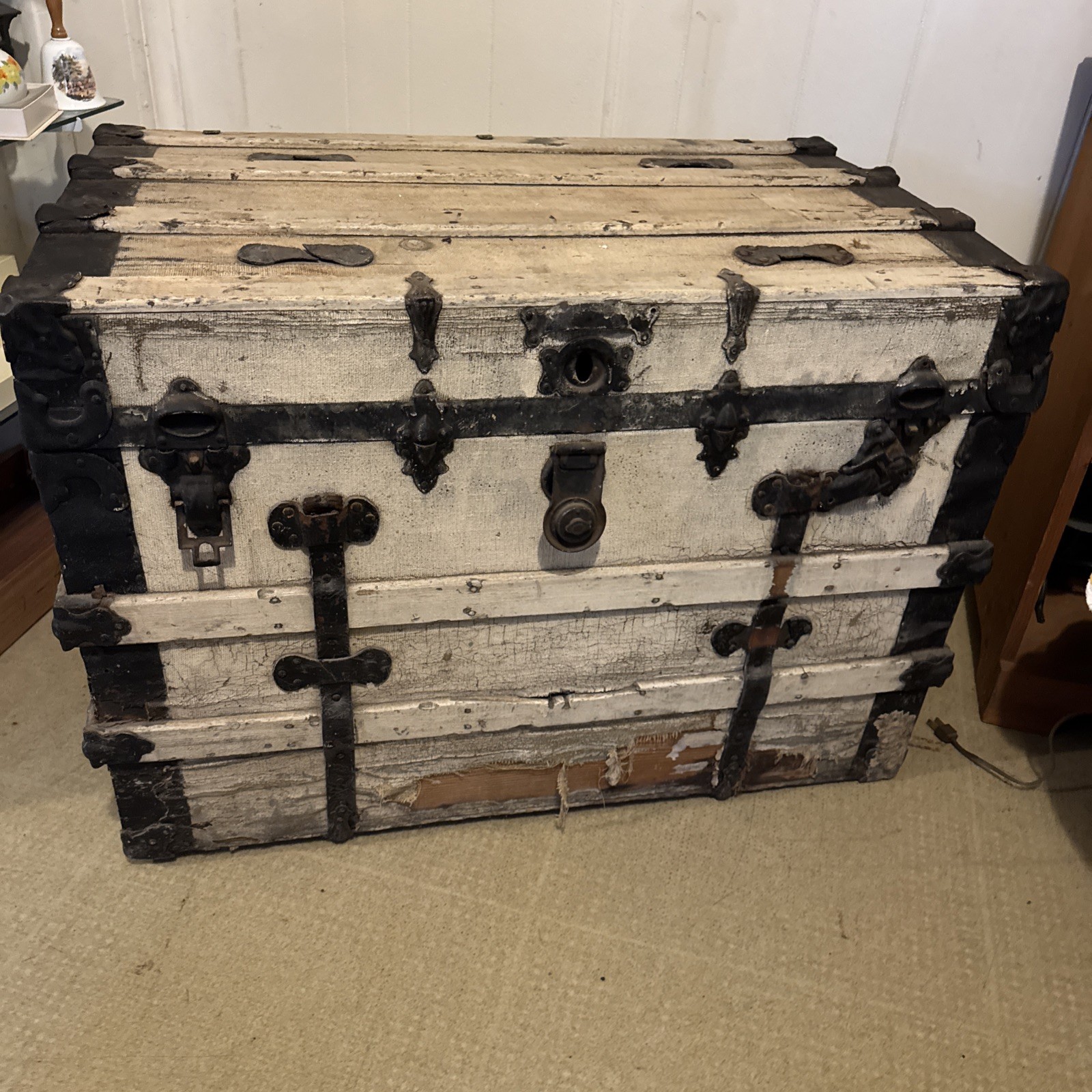 Antique pirates captains chest Trunk 34in X 20in X25in Coffee Table Trunk