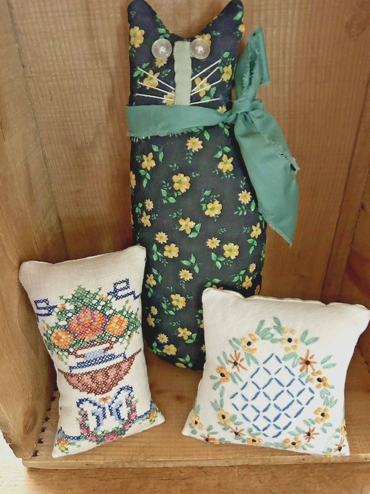 Primitive Stitchery Mary Alice Kitty Cat with Flower Ornes BoHo Cottage Core