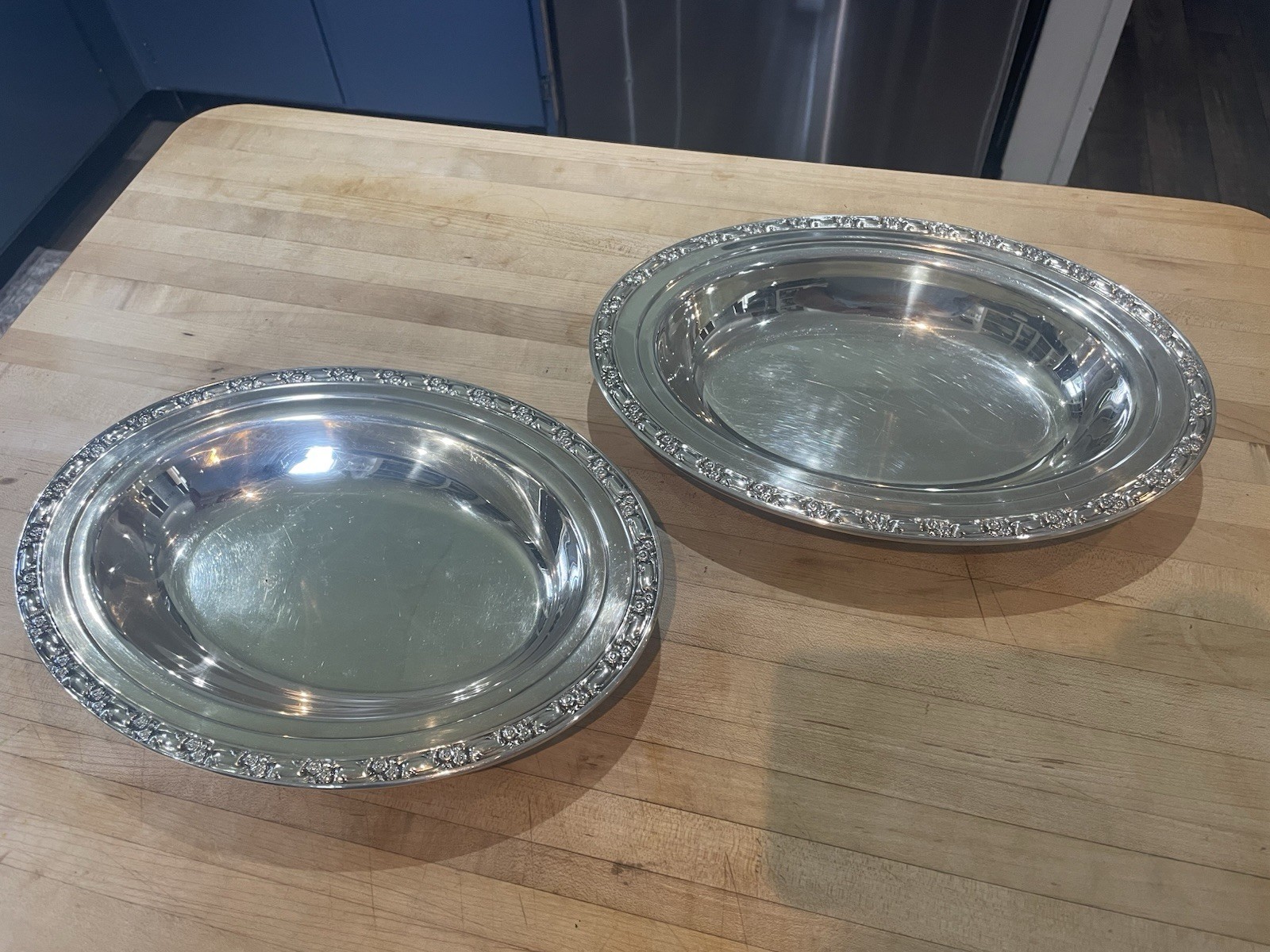 Set Of 2 Vtg Oneida Silver Smith Ornate Floral Silver Plate Oval Serving Dishes