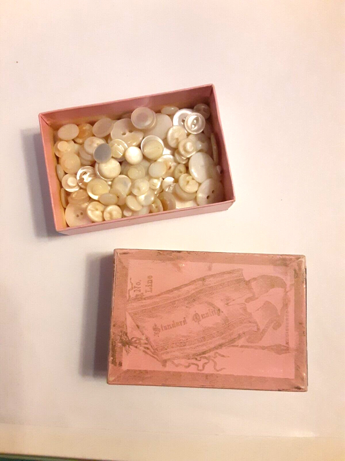 Antique Vtg. Mother Of Pearl Button Lot Of 92 Medium & Small w/Litho Box