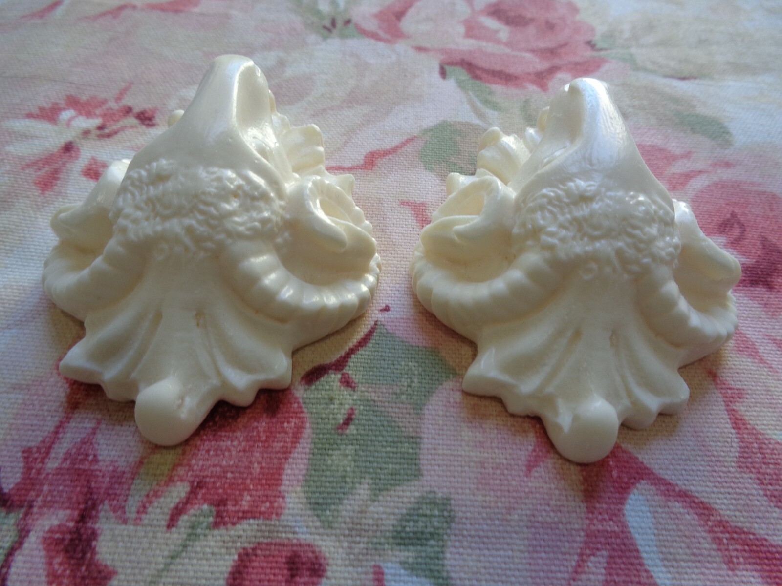 New! Gorgeous Ram’s Head Center 2 Pc Architectural Pediment Furniture Applique