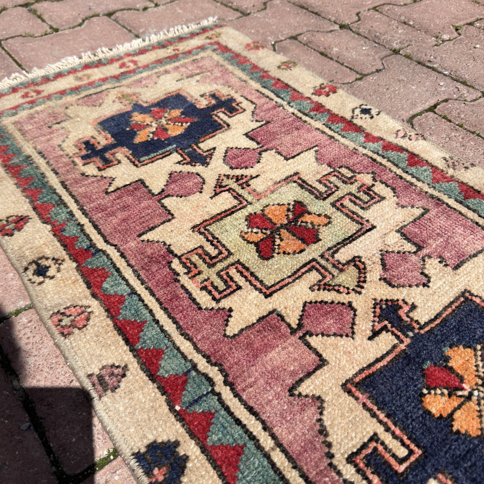 Beige Pink 2×3 ft Handwoven Turkish Wool Accent Rug – Tariff Free