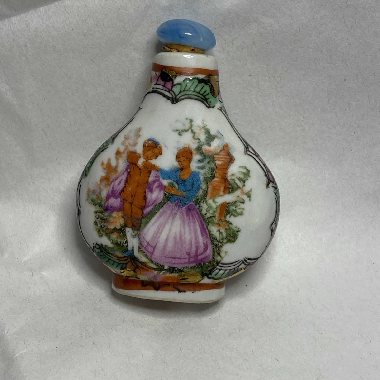 Vintage Chinese Snuff Bottle. No Chips Or Cracks. Nice Little Treasure. See Pics
