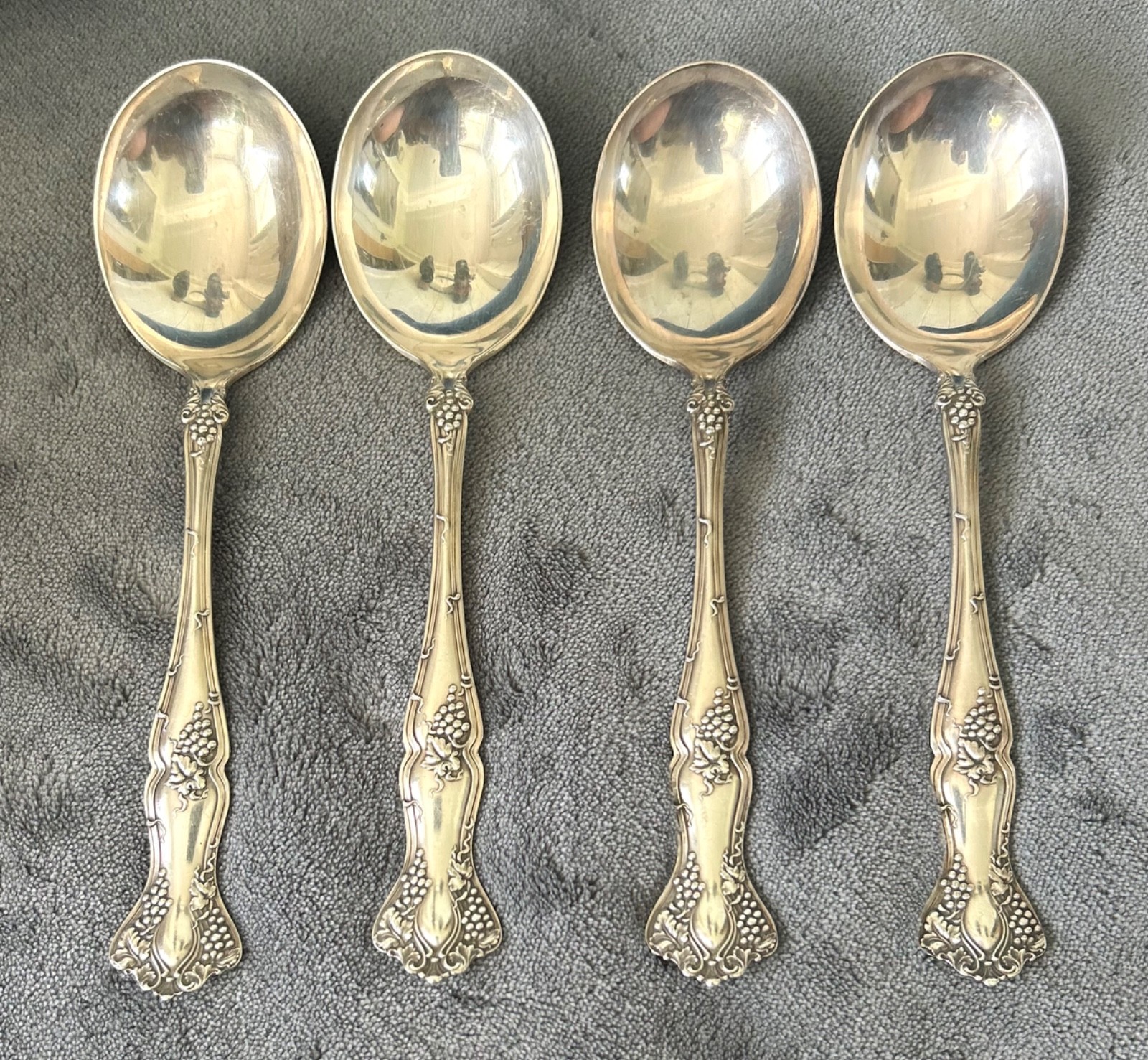 1847 Rogers Bros International Vintage Grape 4 Gumbo Soup Spoons 7 1/8”