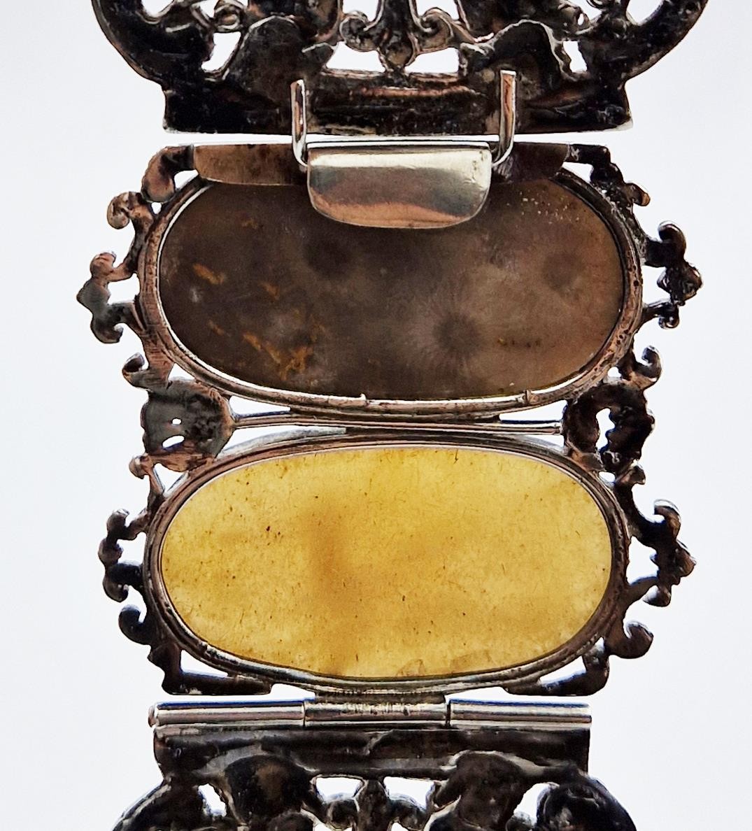 FINE ARTS & CRAFTS SOLID SILVER AGATE MOUNTED NURSES BUCKLE c1900
