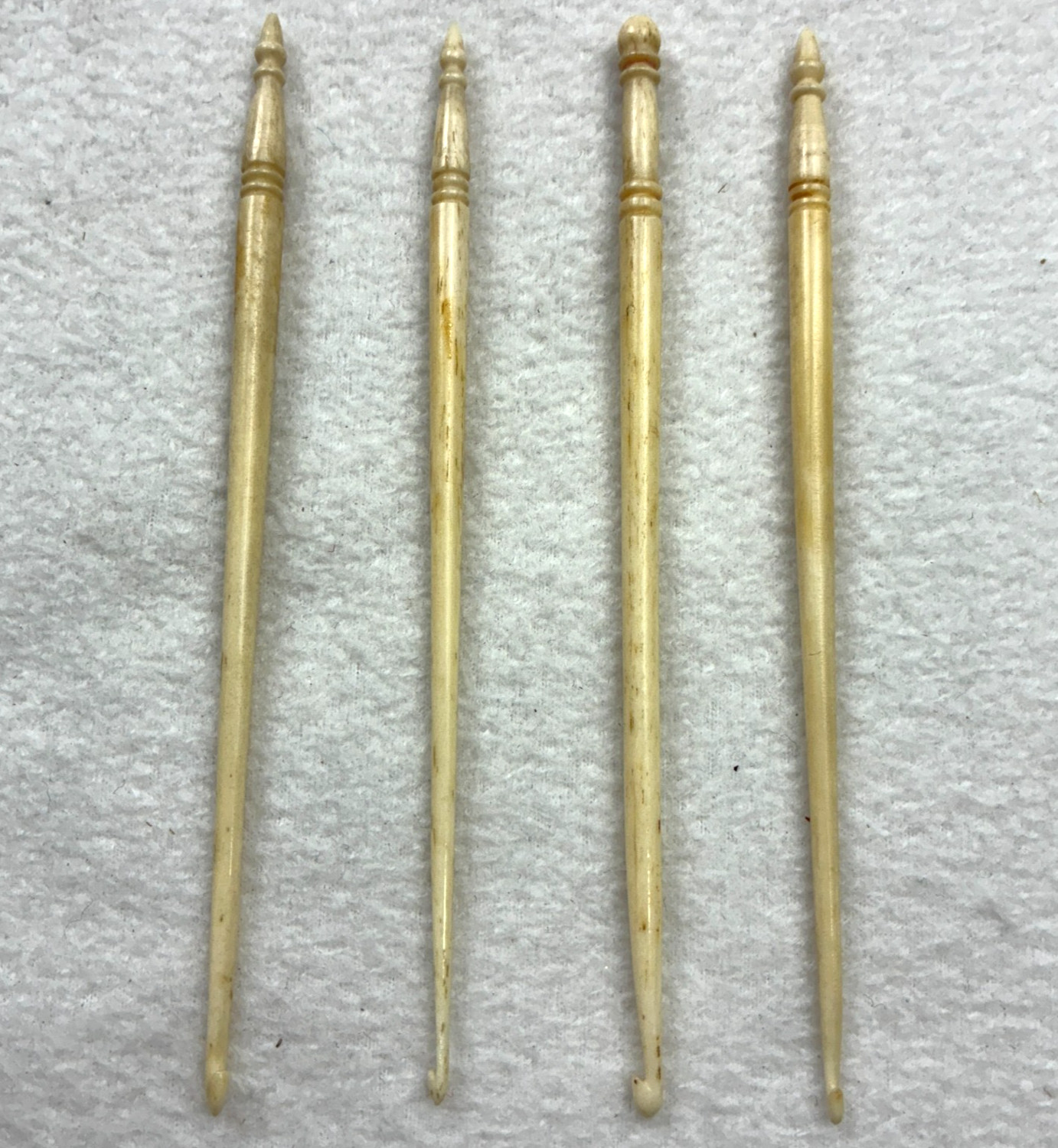Vintage Set of 4 Hand Crafted Bone Crochet Hooks 5″ EUC
