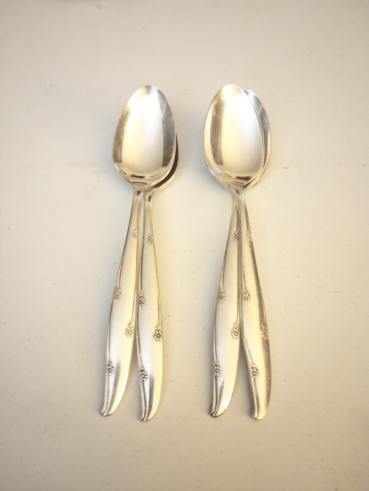 SILVER FLOWER 1960 Community Oneida Silver Plate – 4 Teaspoons