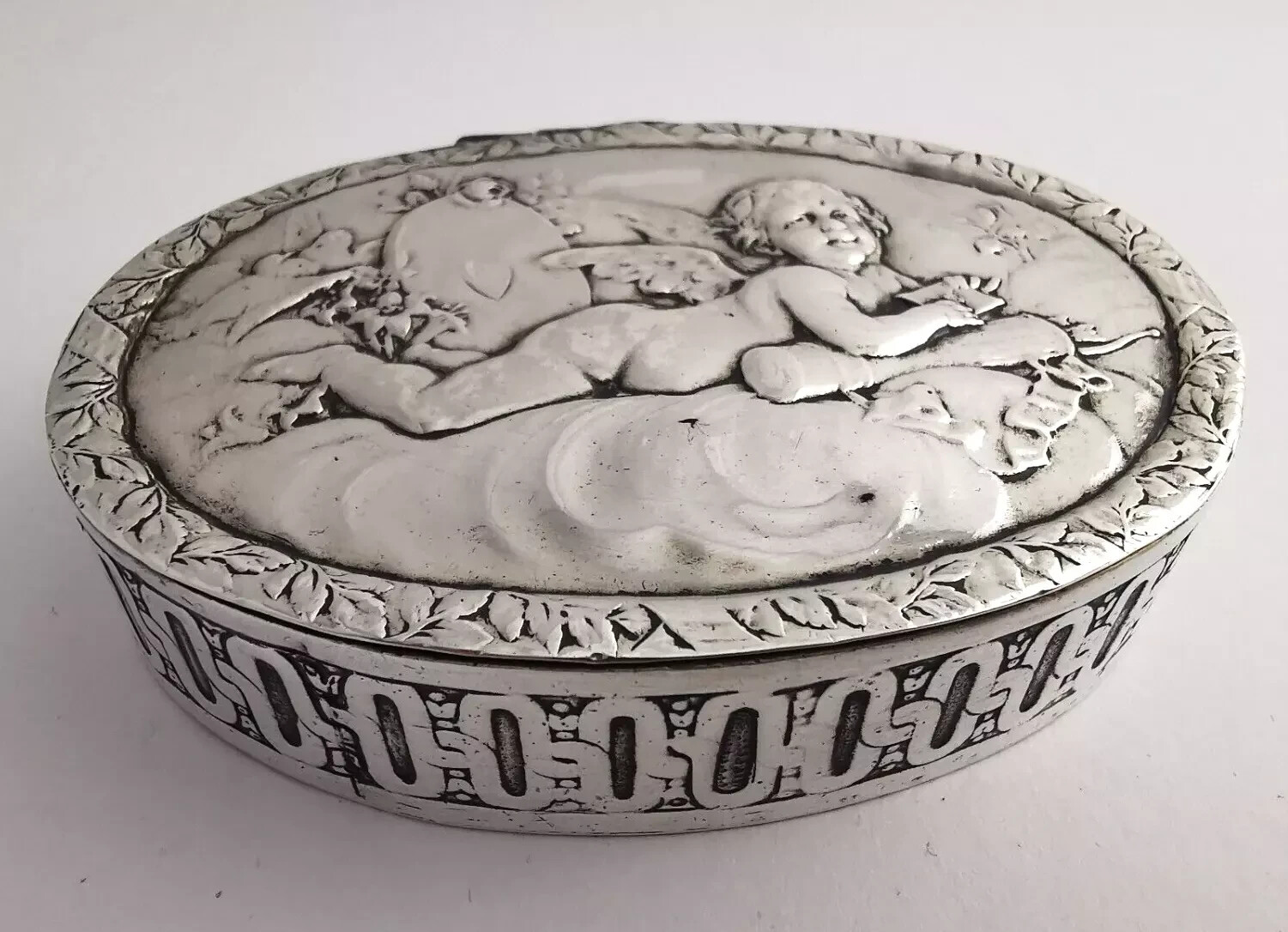 Berthold Muller Solid Silver Table Box – Chester 1901.