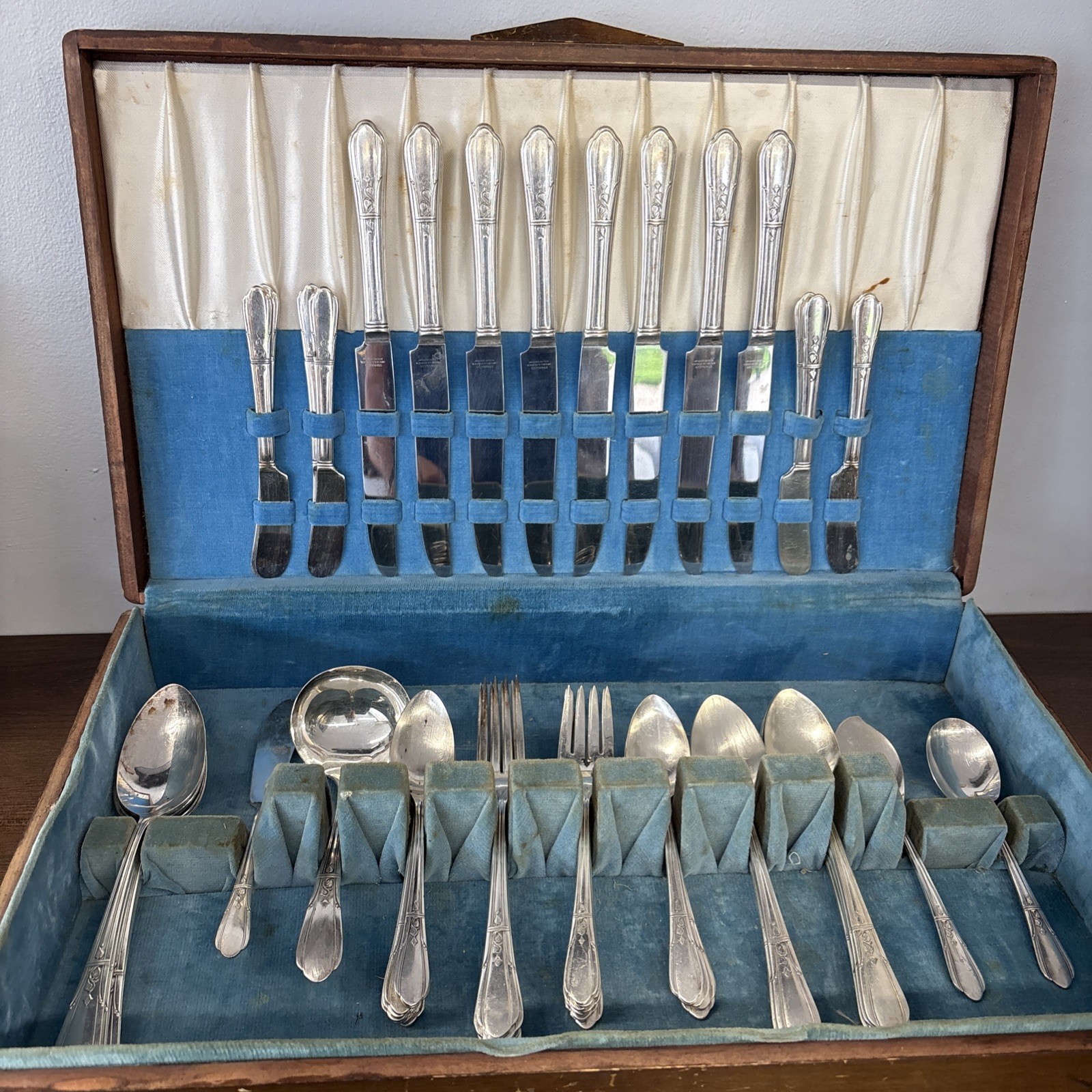 Vtg Simeon & George H. Roger’s 58 Pc Silver Plated Oneida Flatware Set W/ Box