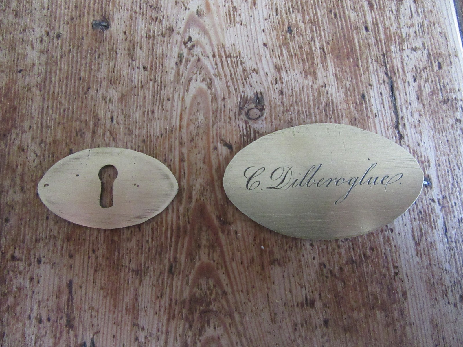 VICTORIAN WRITING SLOPE BRASS CARTOUCHE & ESCUTCHEON