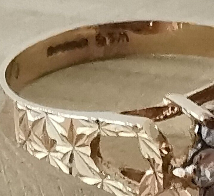 Pretty 9ct Gold Gem Set Dress Ring – Size N