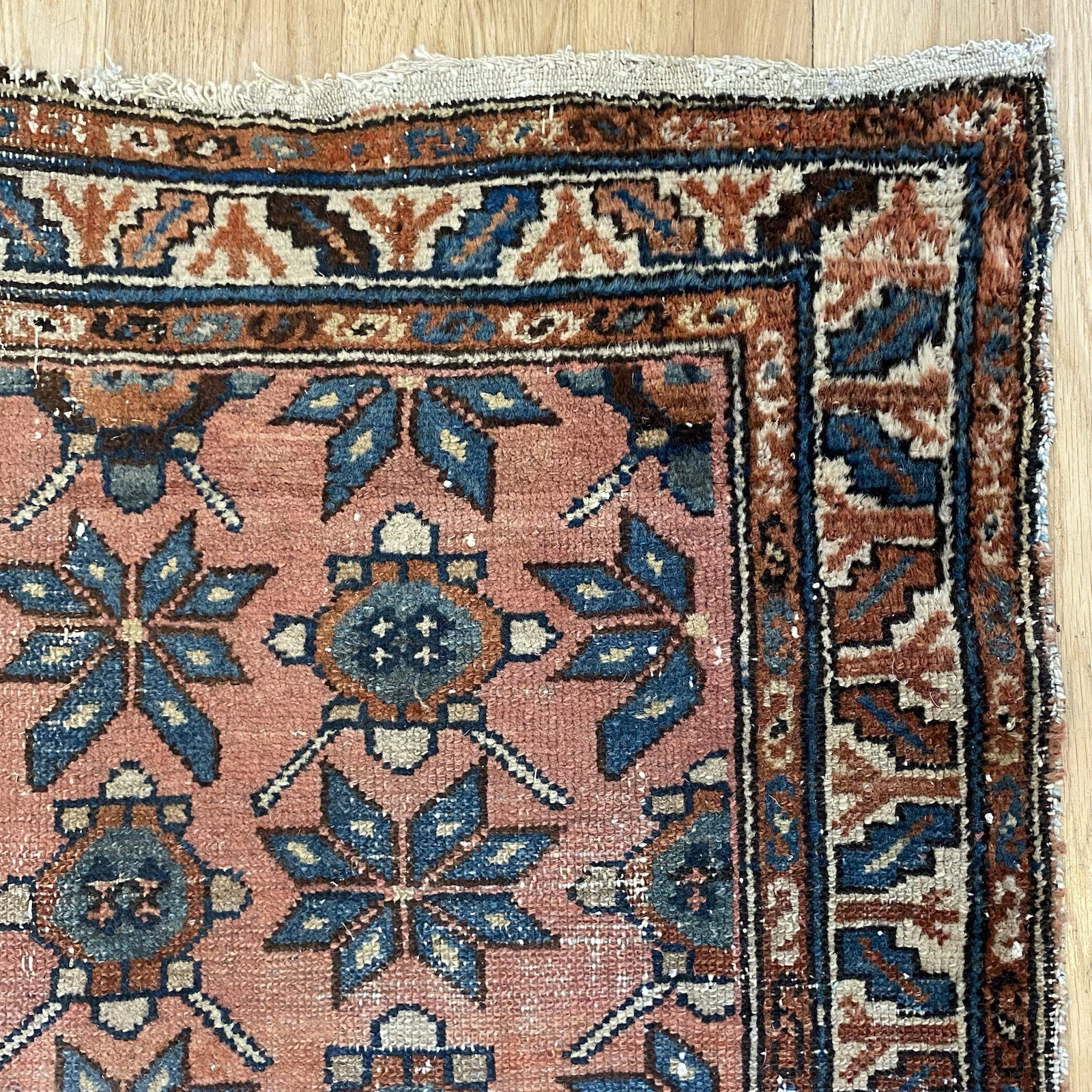 Vintage Rug 2′ 10 x 4′ 10 Rose Hand Knotted Farmhouse Oriental Rug