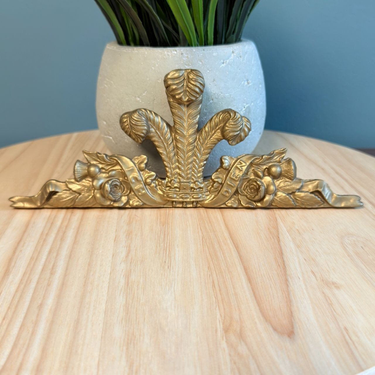 Vtg Pediment Gold Tone Prince of Whales Feather Crest Ich Dien Ornate Topper 9″