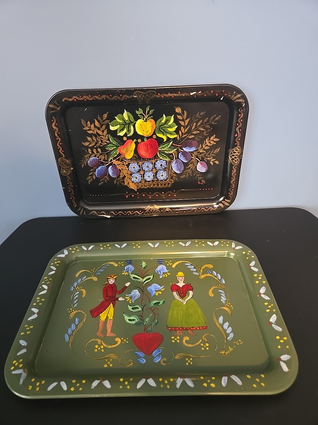 Set Of 2 Vintage Primitive Folk Art Colonial And Fruit Metal Tray Hand Painted