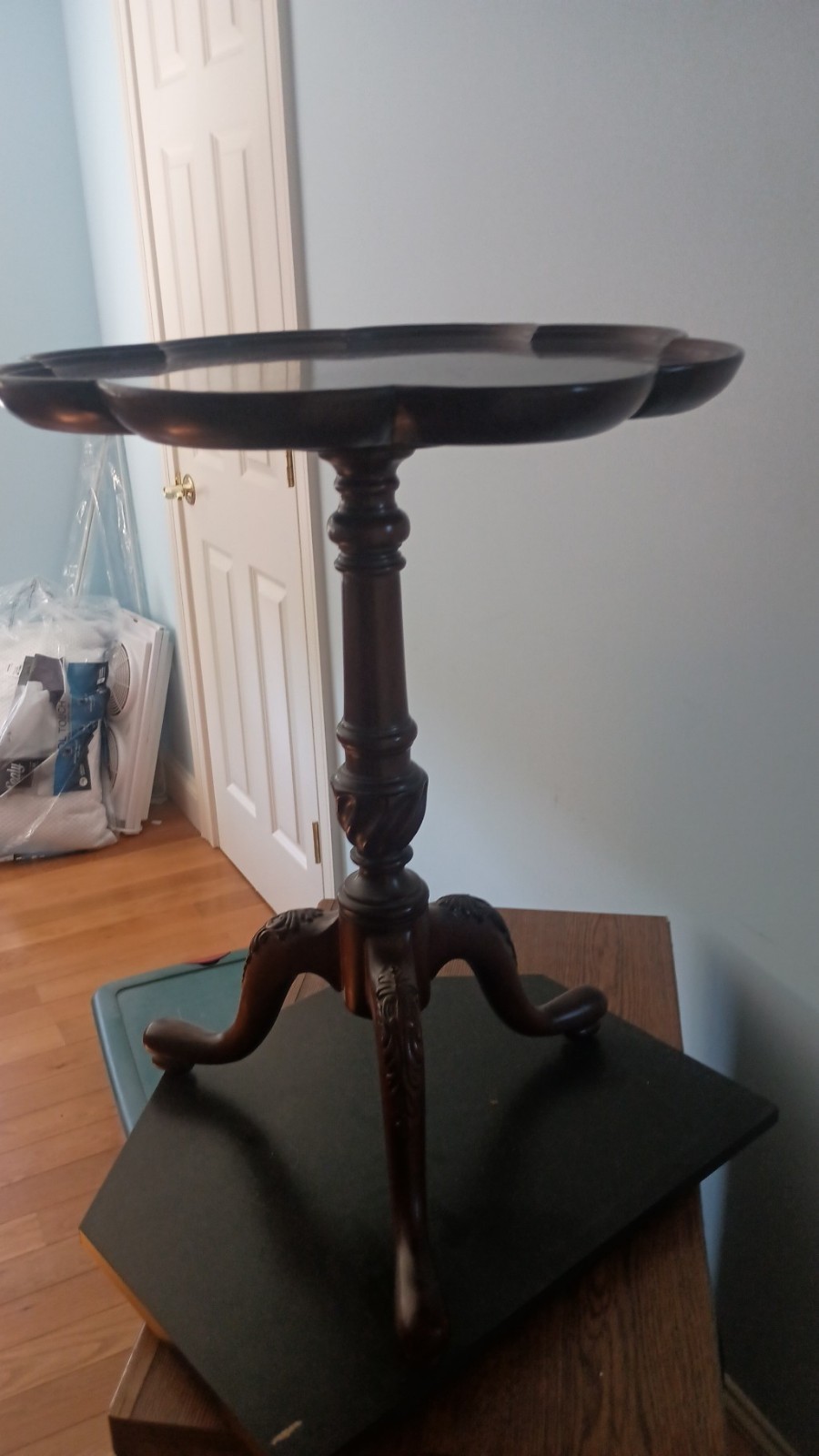 Mahogany Scalloped Ornate Accent Table