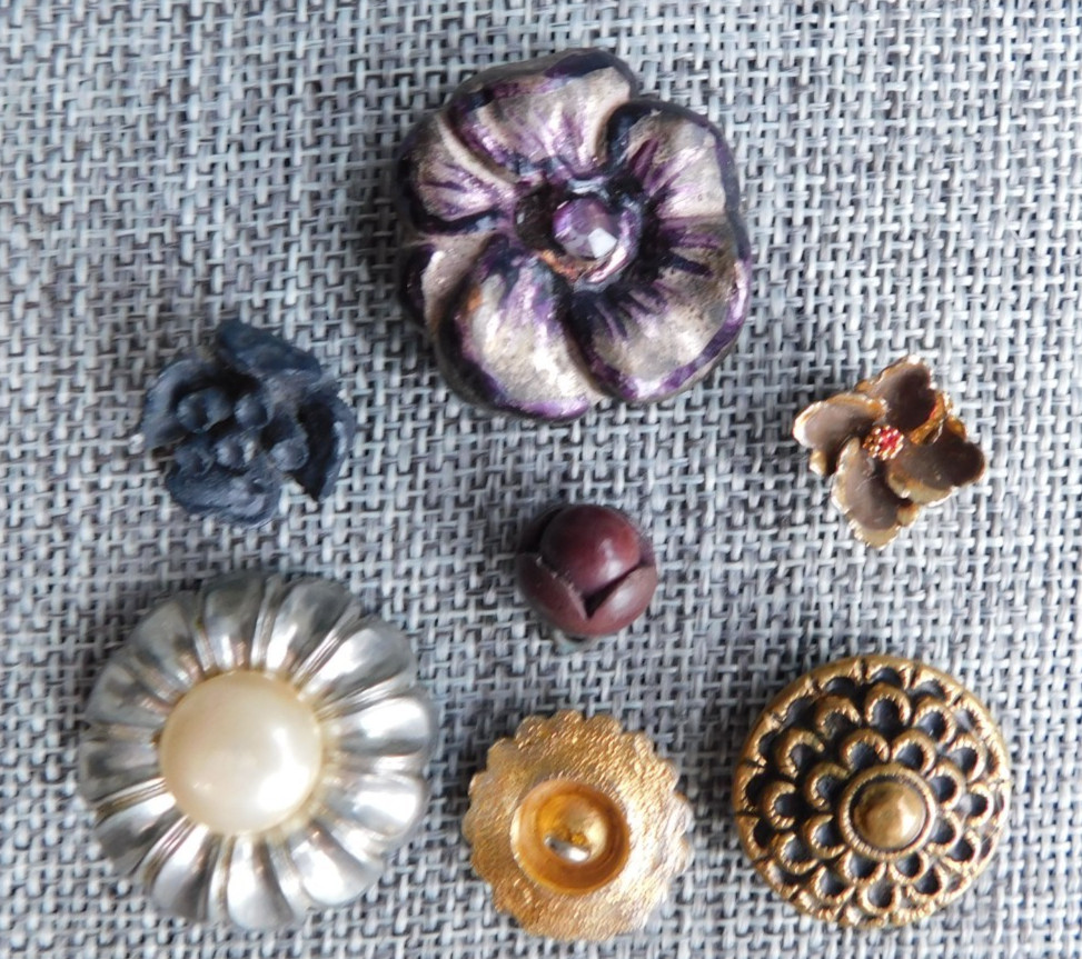 Lot Antique Vtg MIxed Material Buttons Plant Life #208-C