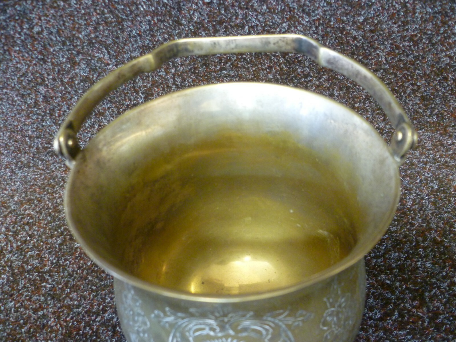 AN ANTIQUE INDIAN HAND CHASED BRASS FLOWER POT HOLDER. VINTAGE BRASS JARDINIERE