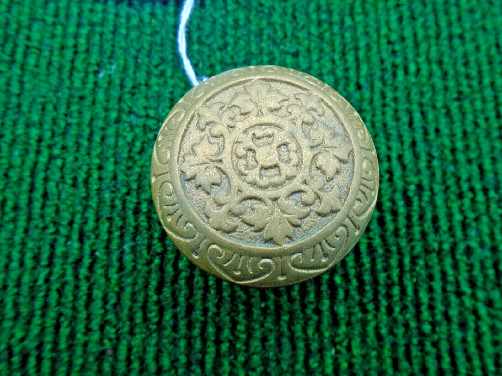 CIRCA 1881 BRASS 1 3/4″ DIAMETER DOOR KNOB: NO BLUMIN?? (40968)