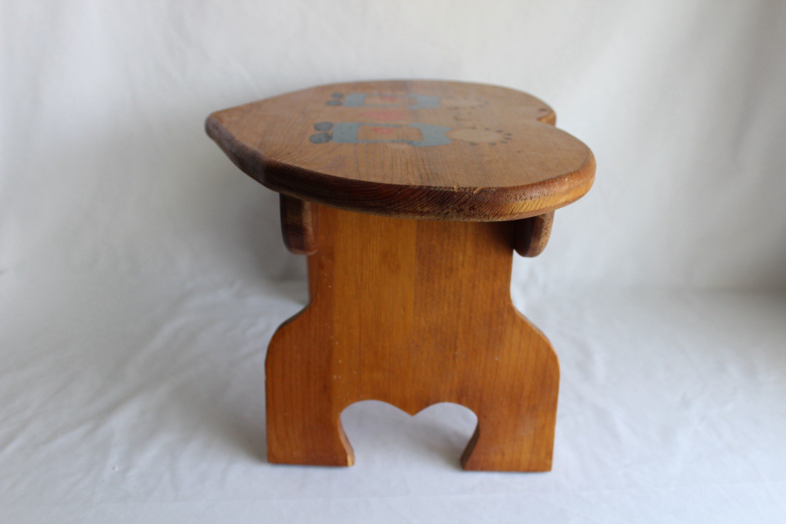 Vtg Heart Shaped Solid Wood Step Stool Hand Painted Folk Art, 8.75Hx11”x14.75”