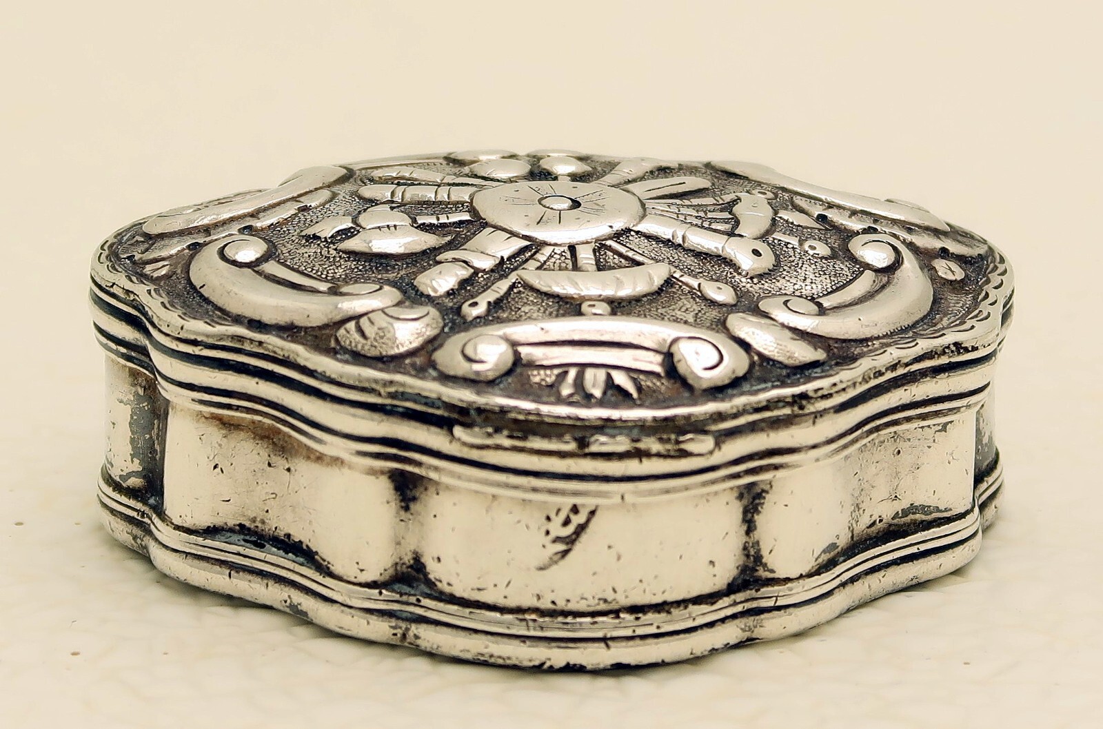 Solid Silver Ottoman Turkish snuff Box Repose Horns & Weapons with Tugrah mark