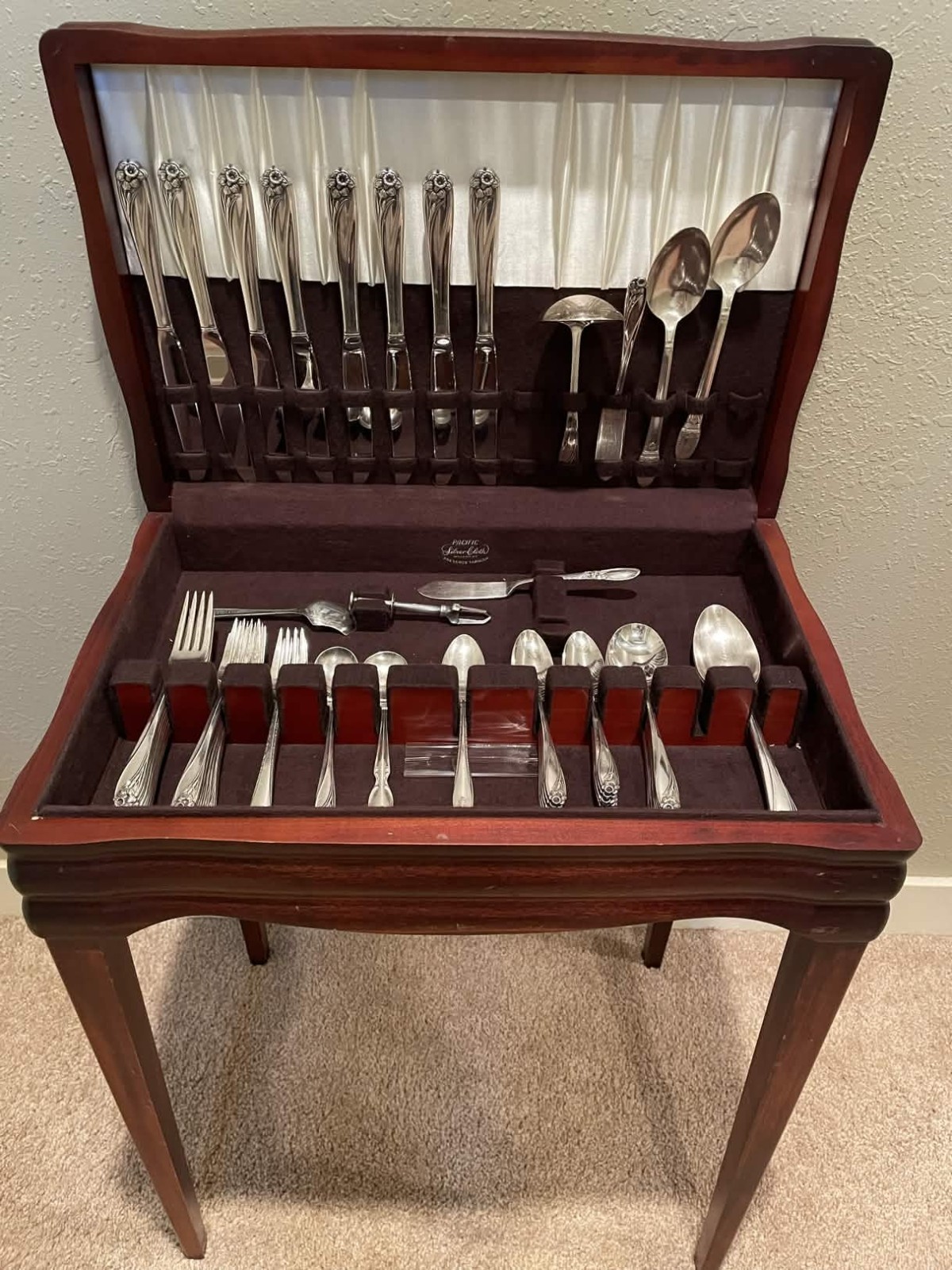60 Piece 1847 Rogers Bros. Daffodil Silver Plated Flatware Set & Standing Case