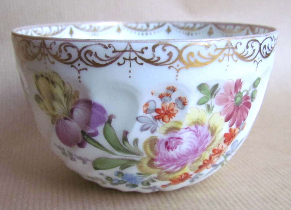 DRESDEN PORCELAIN WRYTHEN FLUTED FLORAL SLOP / SUGAR BOWL (12308)