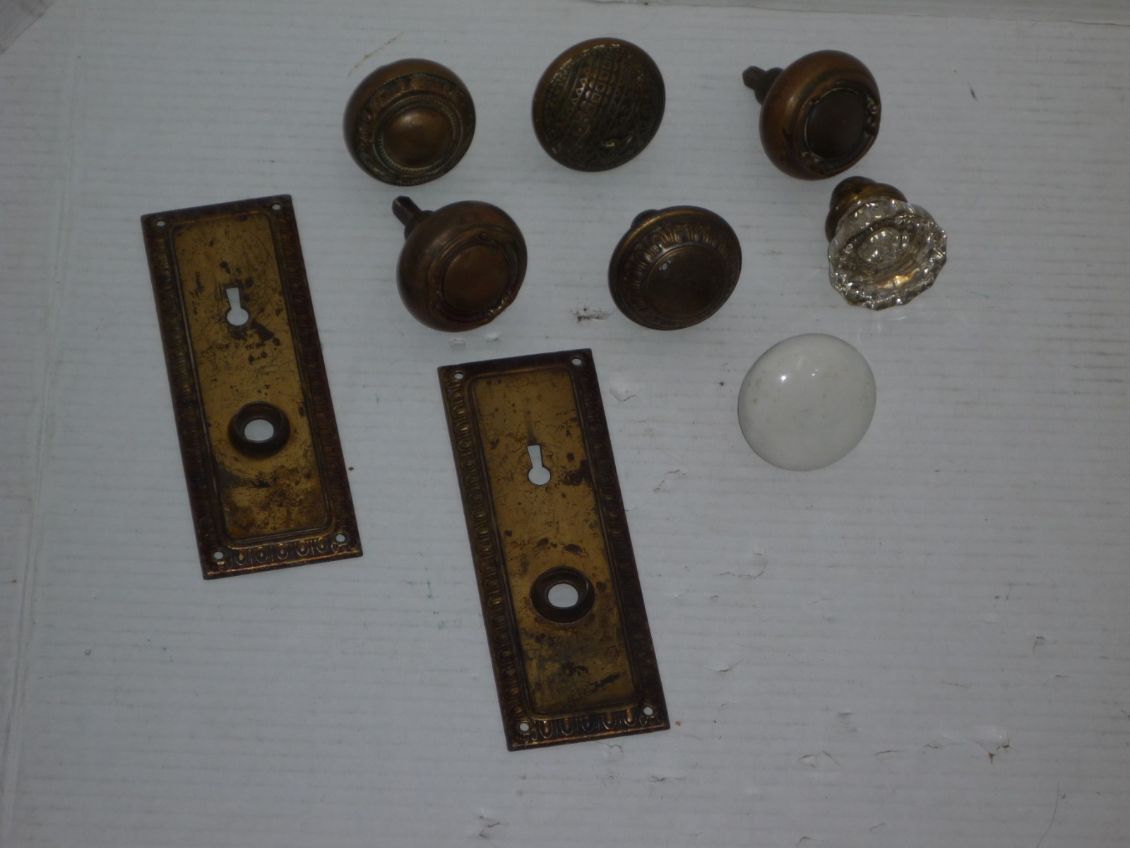 VINTAGE LOT OF BRASS ORNATE SINGLE DOORKNOBS GLASS PORCELAIN KEY PLATES COOL