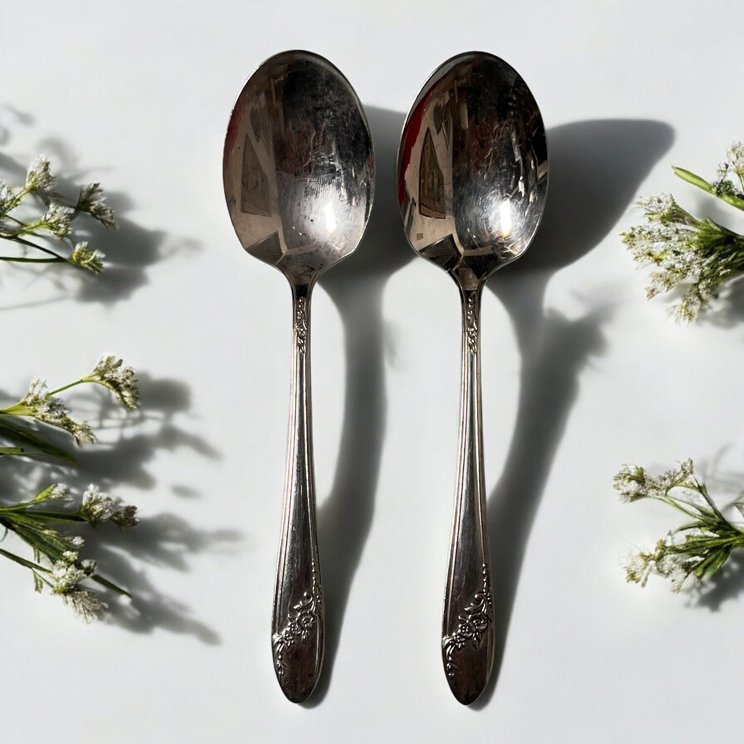 1946 Oneida Community Tudor Plate QUEEN BESS II Pair Of Sugar Spoons Vintage